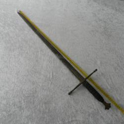 Ancienne épée en fer forgé et cuir / idéal spectacle Médiévale