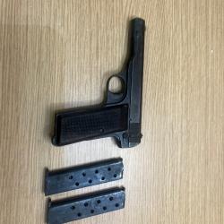 Pistolet semi-automatique browning cal 7,65  vendu avec deux chargeurs à 1 sans prix de réserve !