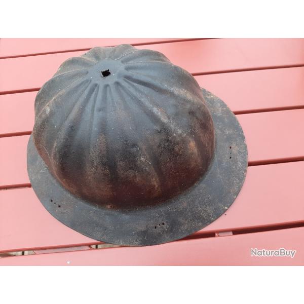 Casque en tle de fer modle inconnu sans intrieur. Ancien. A nettoyer.