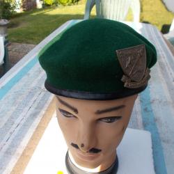 béret vert commando KIEFFER,avec son insigne numéroté,état neuf
