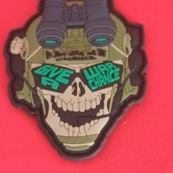 écusson pvc 3d tête de mort système scratch diamètre 9/7 cm