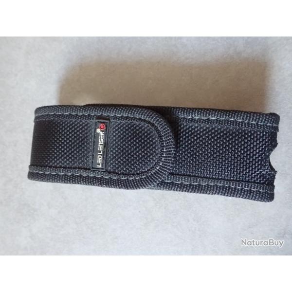 Etui pour lampe de poche ou couteau