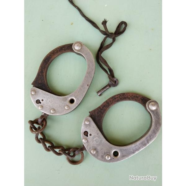 A SAISIR - Vritables anciennes menottes double scurit Gendarmerie Nationale en TBE  nettoyer