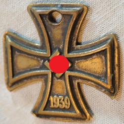 Croix de fer dorée avec un trou - ref CAE25CXF001 - COPIE - REPRODUCTION