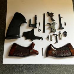 Lot complet de pièces pour revolver SMITH & WESSON Model 19 (pièces non classées) . Voir les photos