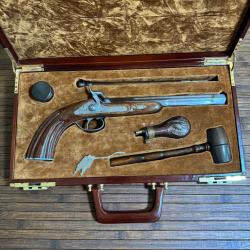 SUPERBE PISTOLET HAUT DE GAMME DE TIR CALIBRE 44 PN À PERCUSSION EN COFFRET COMPLET