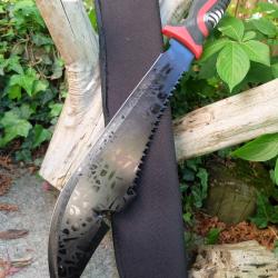 Couteau Bowie Machette Sabre Trekking Alaska Lame Acier 3Cr13 Manche ABS Black & Red Etui Nylon