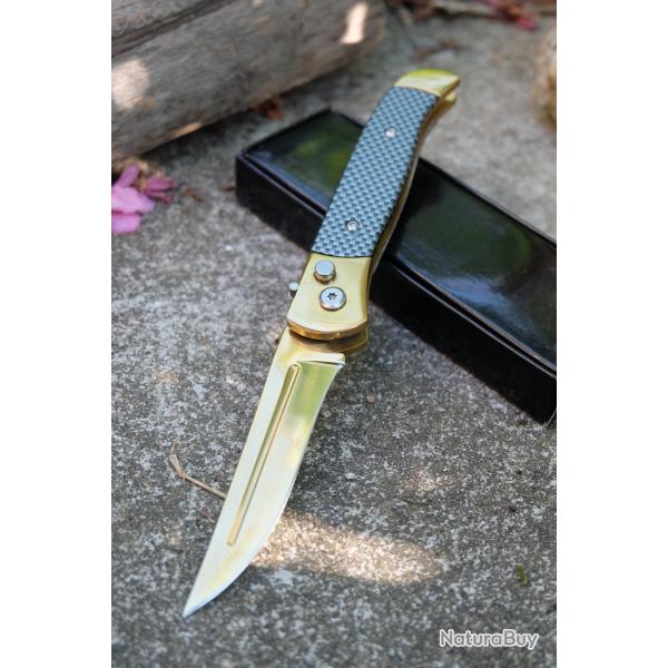 Couteau Automatique Golden Boy Lame Acier 440C Manche Faon FCarbone Mitres Laiton Button Lock Clip