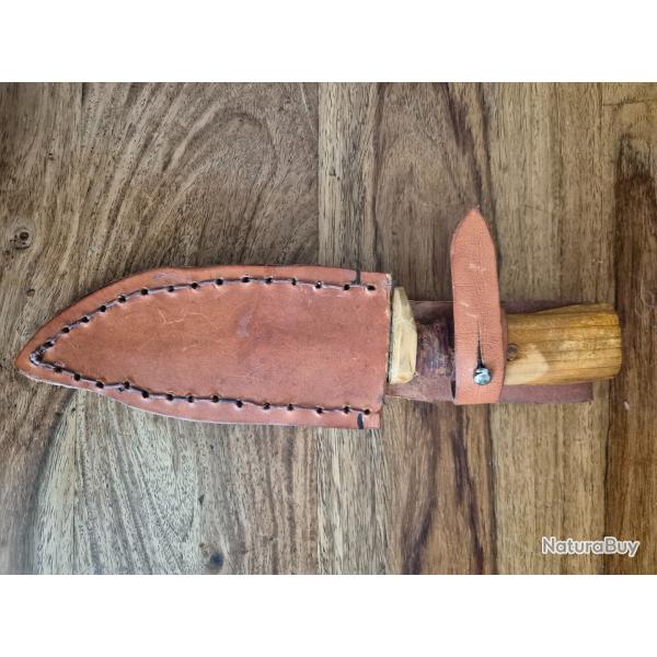 Vend couteau type scout avec tui artisanal