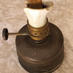 Lampe pétrole allemande datée 1942 . Équipement paquetage du soldat WW2.