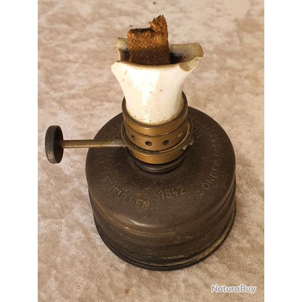 Lampe ptrole allemande date 1942 . quipement paquetage du soldat WW2.