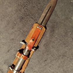 Baïonnette suédoise avec son gousset.
