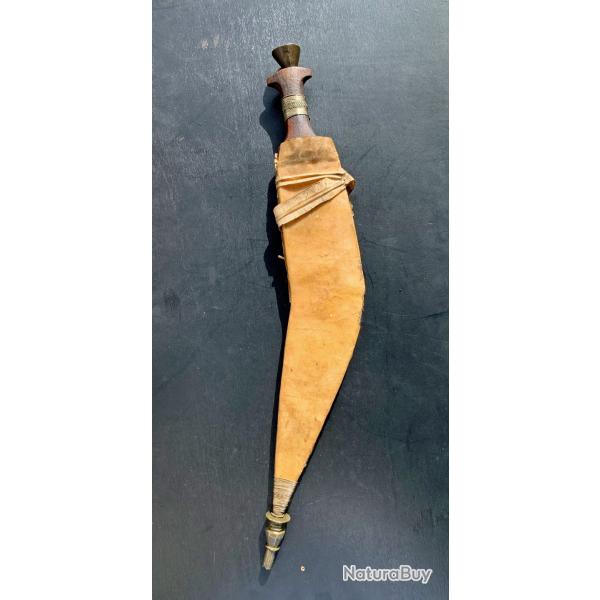 BEAU ET LONG COUTEAU AFRICAIN AFAR / GILE, XX SICLE, CORNE DE L'AFRIQUE, POUR COLLECTION