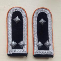 PAIRE DE PATTES  D EPAULE DU  GRADE DE STURMSCHARFUHRER DE LA FELDGENDARMERIE.