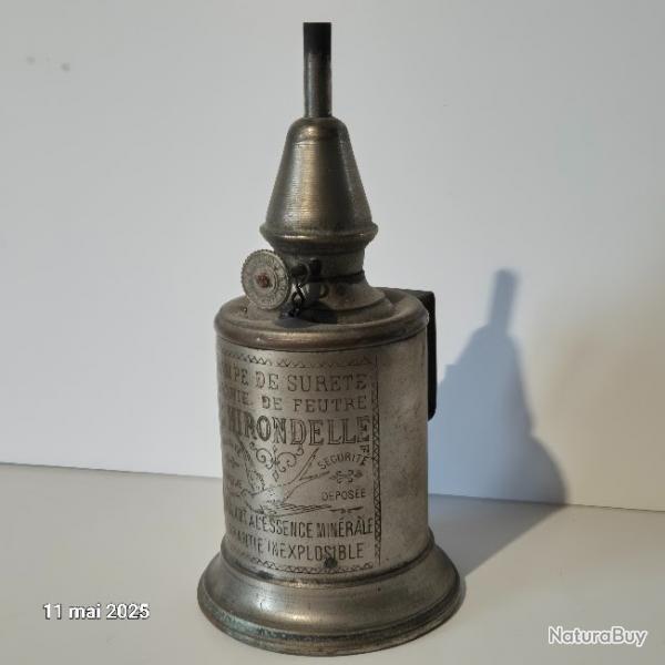 Trs jolie lampe pigeon, lampe  ptrole, marque l'hirondelle