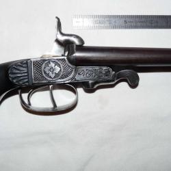 Joli pistolet de voyage basculant a broche a doubles canons. Gravures et canons rayés. 11mm