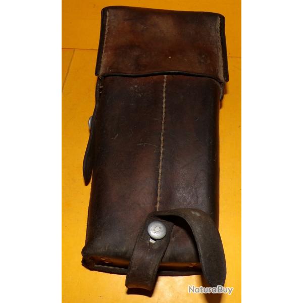 ARMEE SUISSE :ETUI EN CUIR  POUR PORTES CHARGEURS DE L'ARMEE SUISSE ,DIMENSION 21 CM X 10 CM ,EPAISS