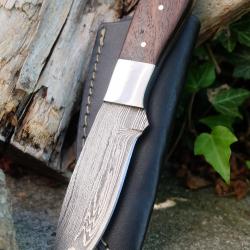 Skinner Couteau de Chasse Damas Lame 256 Couches Manche Bois Fabrication Artisanale Etui Cuir