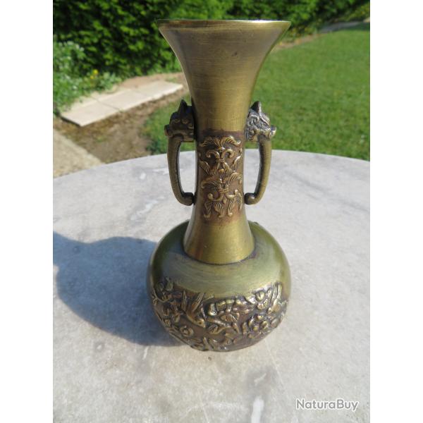 Ancien vase en bronze  anses lphants avec dcor en reliefs zoomorphe et de vgtations-ASIE(XIX)