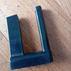Chargette Famas neuve en plastique noir