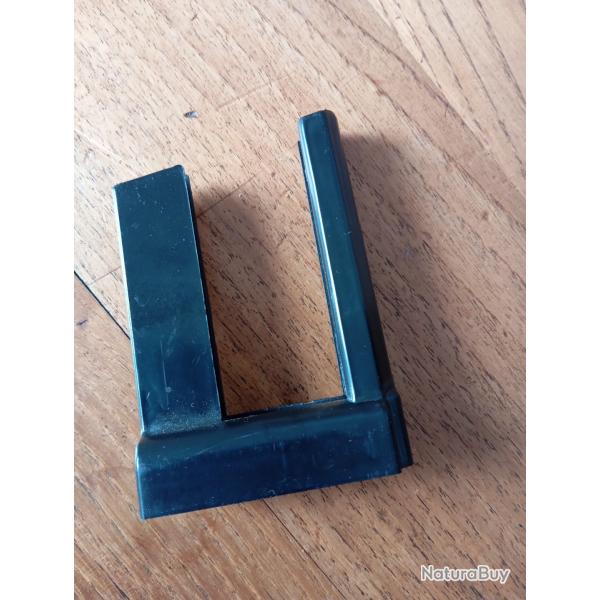 Chargette Famas neuve en plastique noir