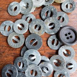 Lot de boutons équipements militaire