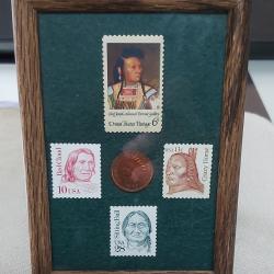 Petit TABLEAU avec quatre timbres et une pièce des Natives d' Amérique .