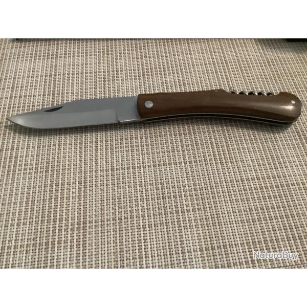 Joli couteau avec tire-bouchon