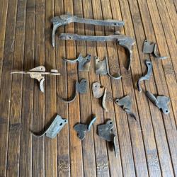 LOT DE PIÈCES ARMES 14 QUEUES DE DÉTENTE FUSIL CARABINE PISTOLET DONT RÈGLEMENTAIRE