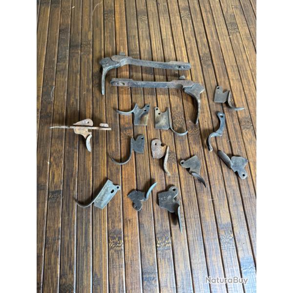 LOT DE PICES ARMES 14 QUEUES DE DTENTE FUSIL CARABINE PISTOLET DONT RGLEMENTAIRE