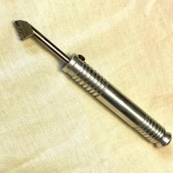 Un Outil de quadrillage  2 lignes aluminium pro  pour crosses des arme très  rare a ce prix