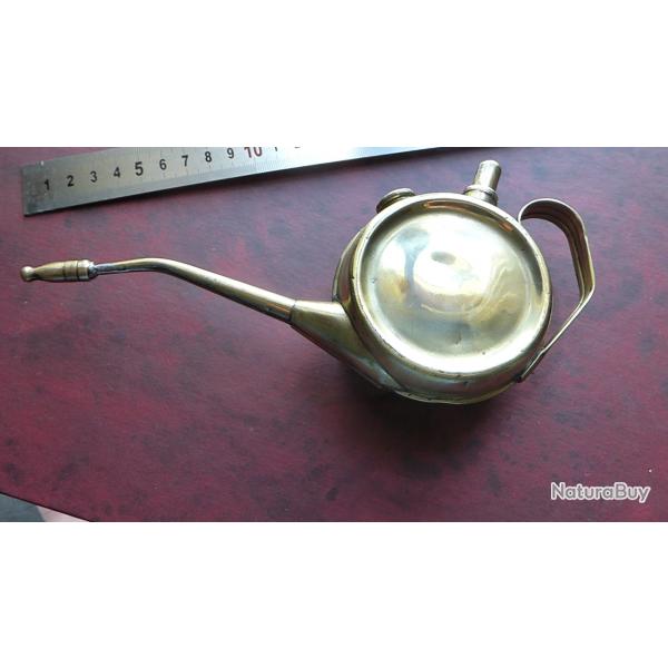 belle burette a huile  en laiton des anne 1900