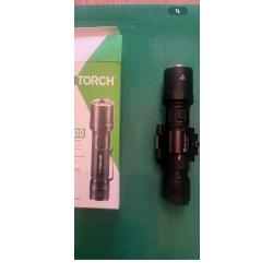 Lampe de poche tactique 5000 lumens pour carabine avec interrupteur arrière .