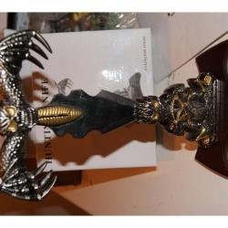 1 LOT de 5 DAGUES ( HUNTER DECOR ) avec support