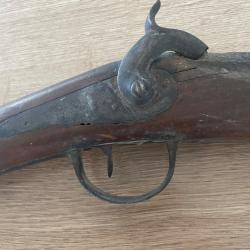 Vieux fusil de chasse très ancien et non opérationnel à chien extérieur