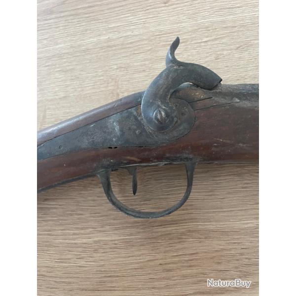 Vieux fusil de chasse trs ancien et non oprationnel  chien extrieur