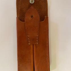 Vends un étui en cuir marron pour chargeur de Pistolet P08 (reproduction)