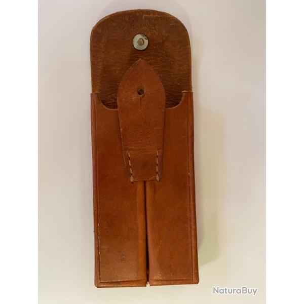 Vends un tui en cuir marron pour chargeur de Pistolet P08 (reproduction)