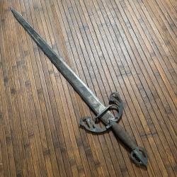 ANCIENNE REPRODUCTION D'UNE ÉPÉE DU XVll ÉME