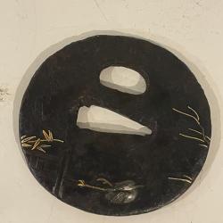 Tsuba en fer à décor en incrustation d'or et d'argent de héron perché.6,3x6