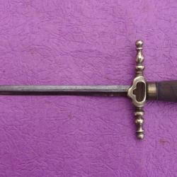 Dague ancienne ou Stylet en bon état.