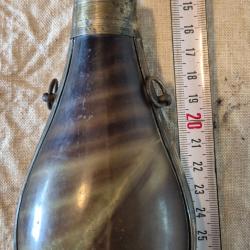 Poire a poudre ou plombs Cuivre et corne exotique trés bon etat.