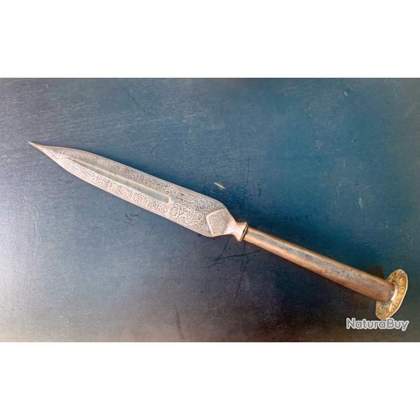 IMPOSANT FER DE LANCE SOUDANAIS COUVERT D'ECRITURES, POINTE RENFORCEE PERCE ARMURE AFRICAIN