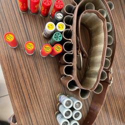 Lot de 18 cartouches dont 6 balles calibre 16.Cartouchière offerte