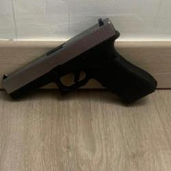 Glock 17 WE , avec 3 chargeurs et 4 bouteilles de gaz