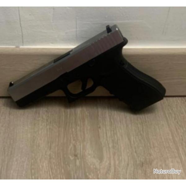 Glock 17 WE , avec 3 chargeurs et 4 bouteilles de gaz