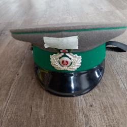 Casquette d'un garde du mur de Berlin rda.