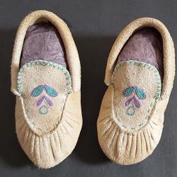 PAIRE DE MOCASSINS ENFANTS DES PREMIERES NATIONS DU CANADA