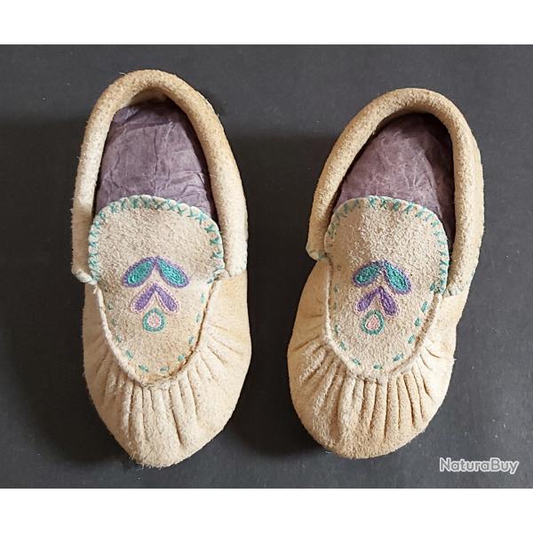 PAIRE DE MOCASSINS ENFANTS DES PREMIERES NATIONS DU CANADA