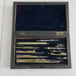 Coffret 13 pièces de compas en acajou 1920